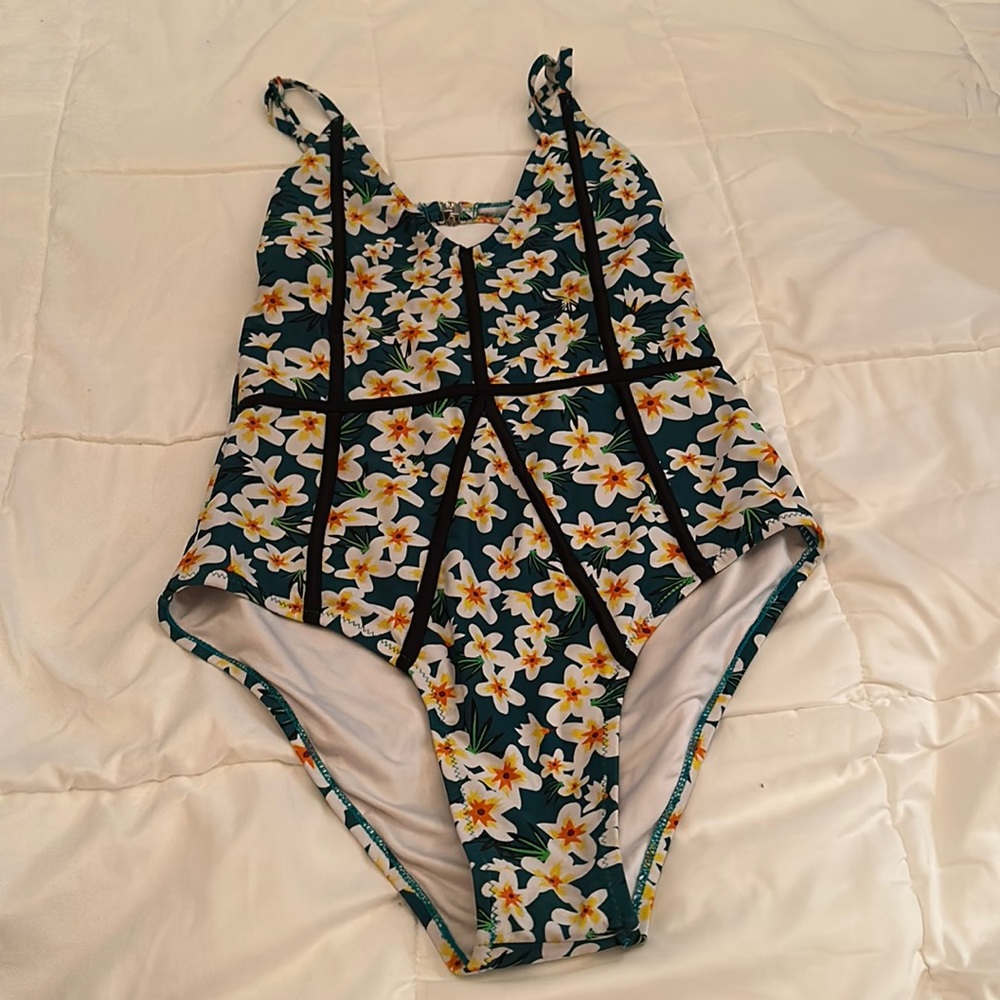 Cupshe Swimsuit Size Small